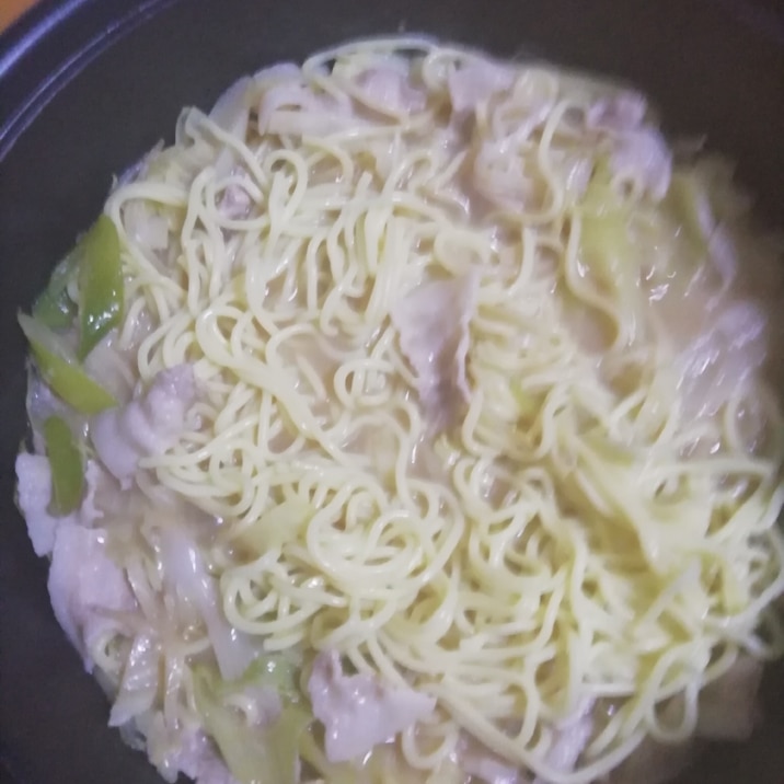 締めも込み♪ラーメン鍋♪